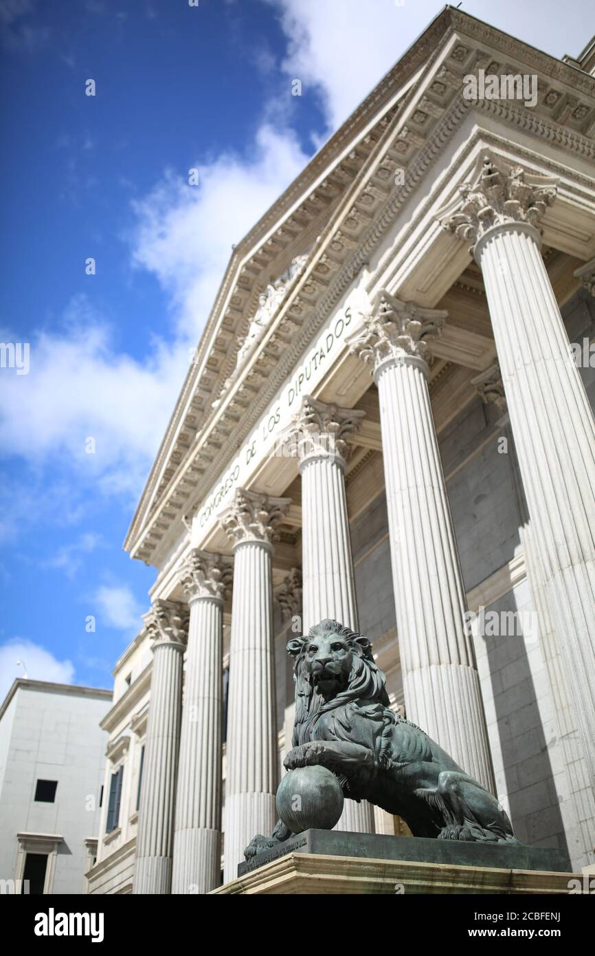 Statua del Leone all'ingresso del Parlamento spagnolo, Madrid Foto Stock