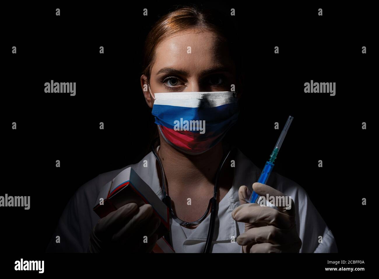 Medico femminile che tiene in mano il vaccino russo covid-19 con il russo allarme Foto Stock