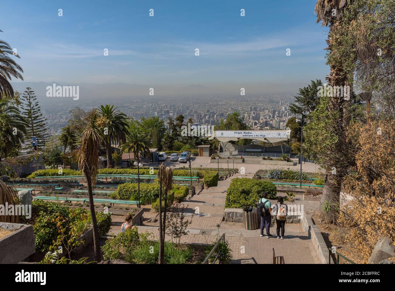 Splendida vista dalla collina di San Cristobal su Santiago, Cile Foto Stock