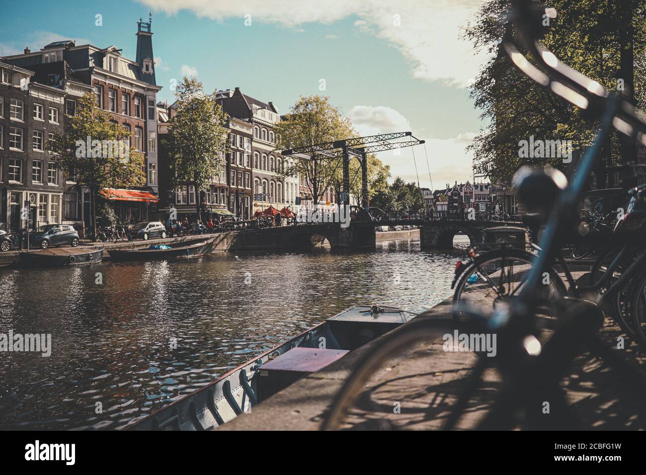 Ponte sul canale di Amsterdam Foto Stock