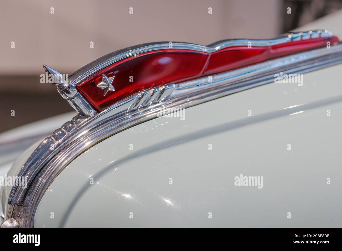 L'emblema sul cofano di un'auto d'epoca ZIS 11 . Sventolando la bandiera rossa con una stella. Il primo impianto automobilistico statale prende il nome da Stalin. Mosca, 1955. Foto Stock