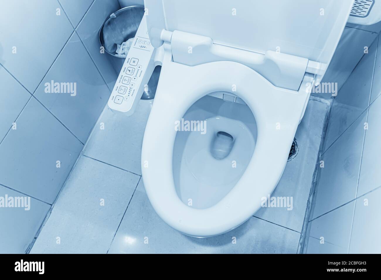 Sedile di gabinetto elettronico giapponese o pulizia automatica dell'acqua  sanitaria armadio tono di colore blu di sistema Foto stock - Alamy
