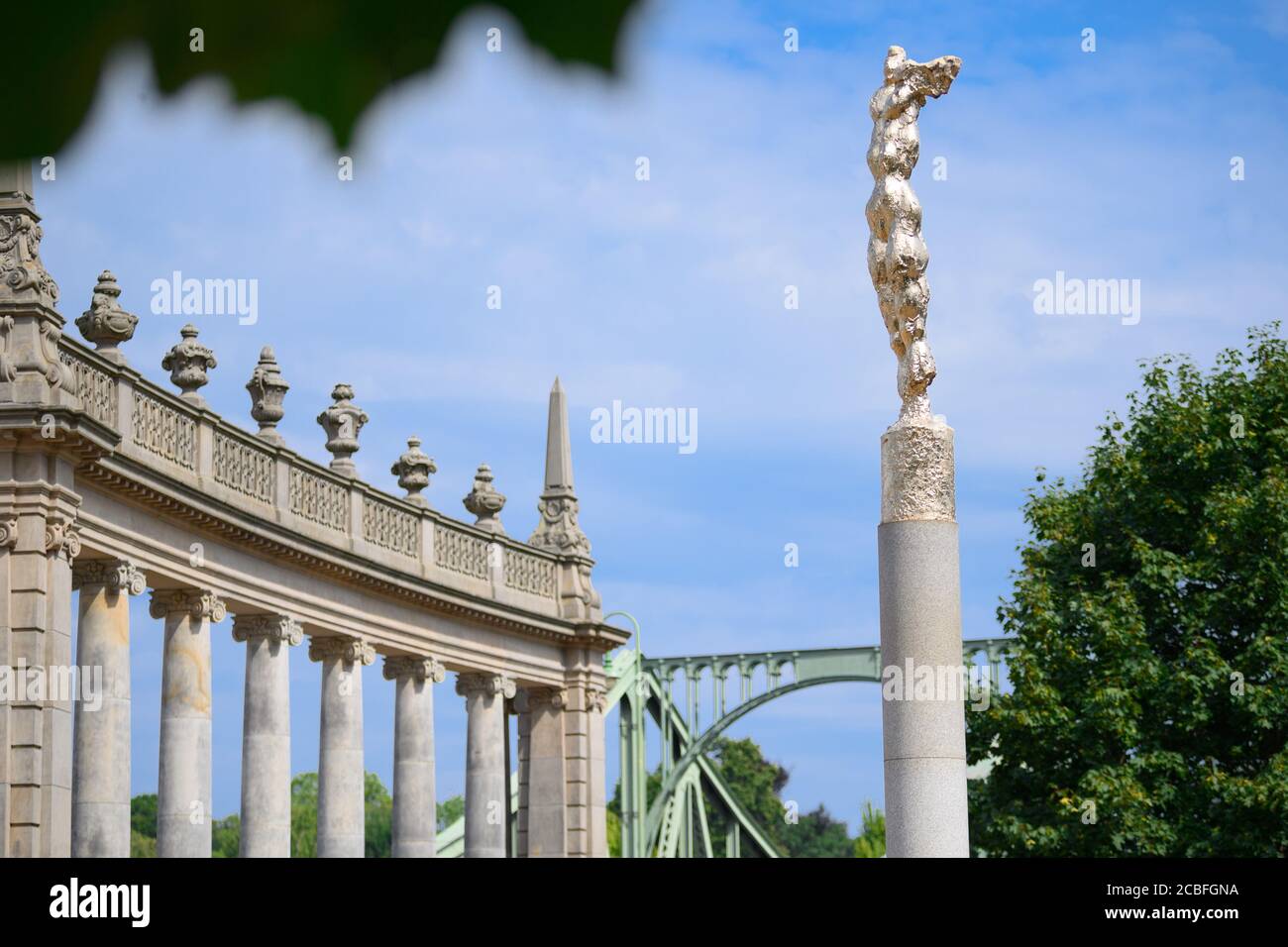 Potsdam, Germania. 13 Agosto 2020. La "Nike 89" dello scultore Wieland Förster si trova su una colonna di granito accanto ai colonnati di arenaria che fiancheggiano il ponte Glienicke. La scultura in bronzo è stata eretta in occasione del decimo anniversario della caduta del Muro. Il ponte Glienicke sul fiume Havel era un collegamento simbolico tra Oriente e Occidente durante la Guerra fredda ed era conosciuto soprattutto come luogo di scambio di agenti. Credit: Soeren Stache/dpa-Zentralbild/ZB/dpa/Alamy Live News Foto Stock