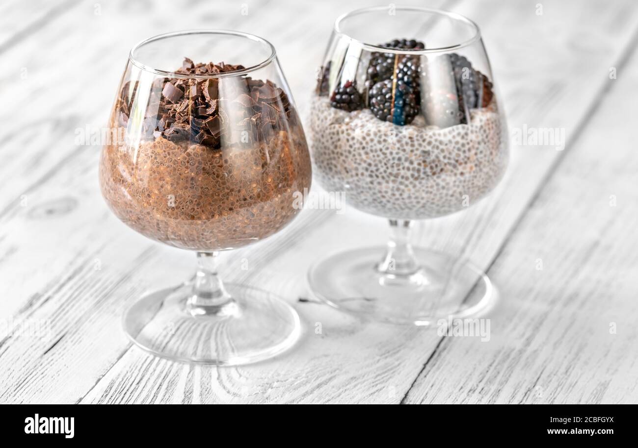Cioccolato e latte di cocco budino di semi di cia Foto Stock