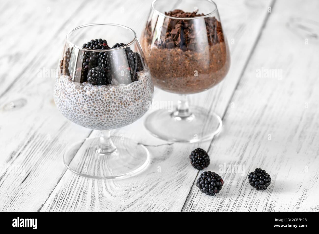 Cioccolato e latte di cocco budino di semi di cia Foto Stock