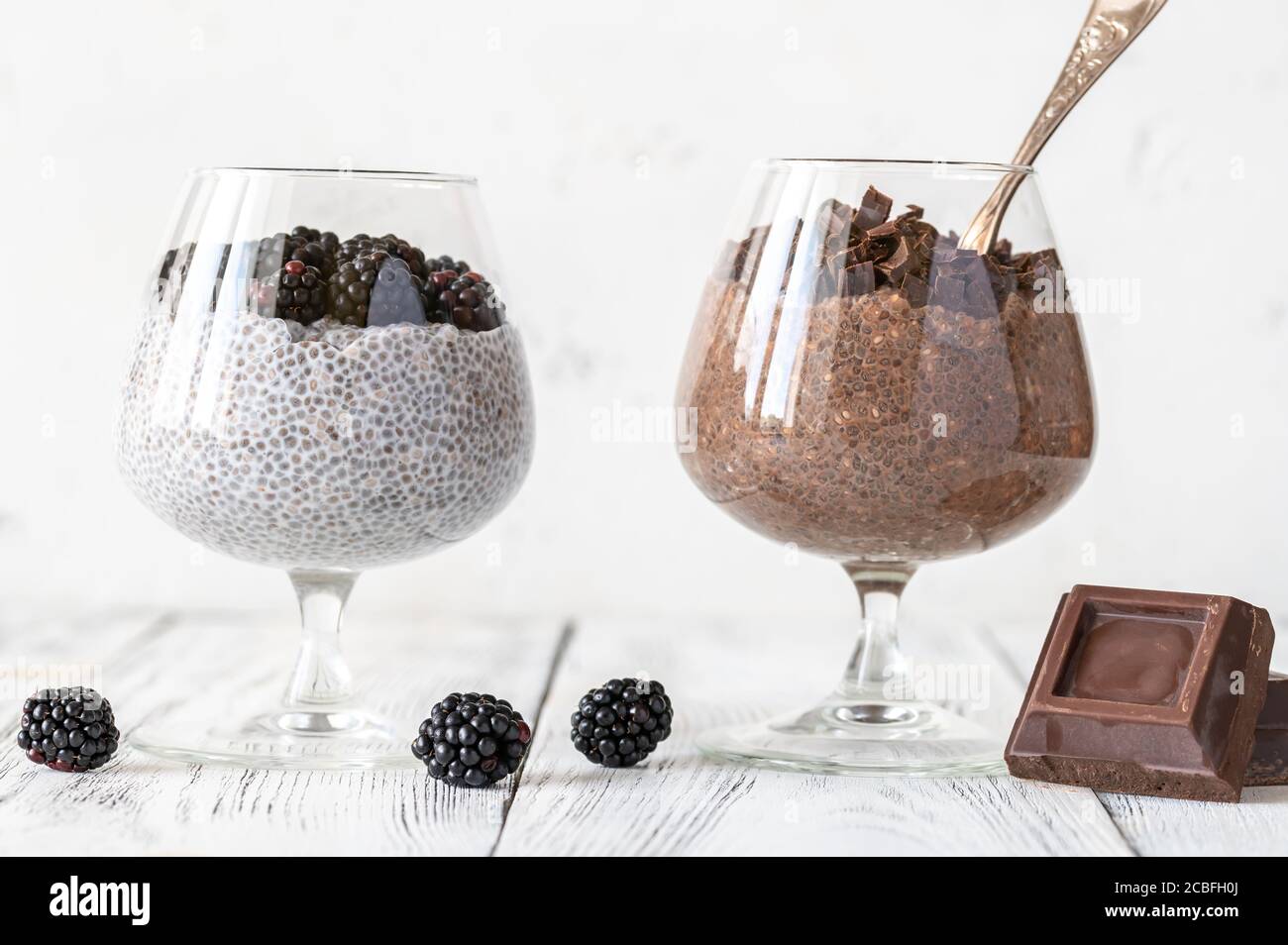 Cioccolato e latte di cocco budino di semi di cia Foto Stock