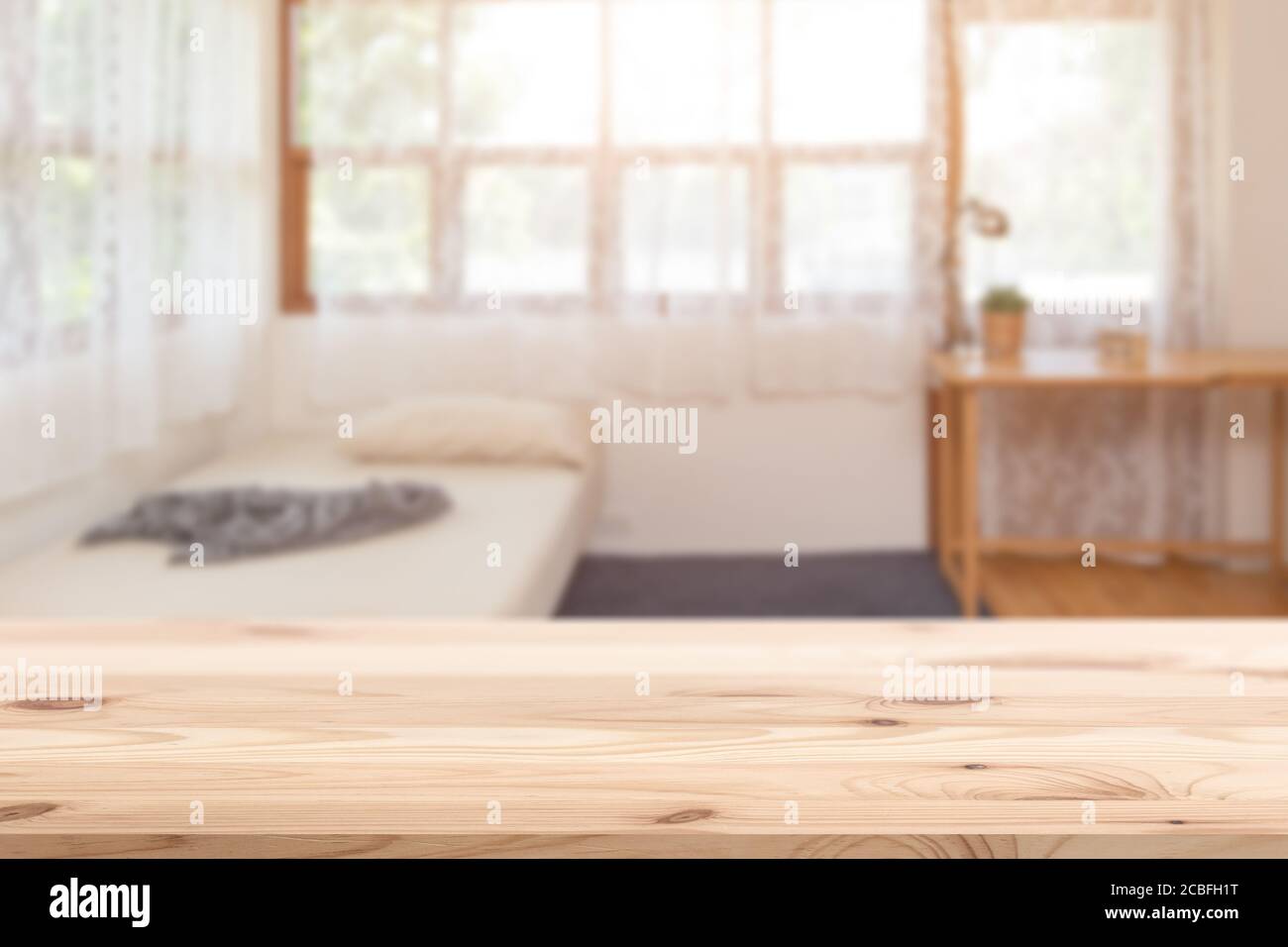 tavolo in legno con blur casa comfort classica camera da letto per prodotti montaggio sfondo pubblicitario Foto Stock
