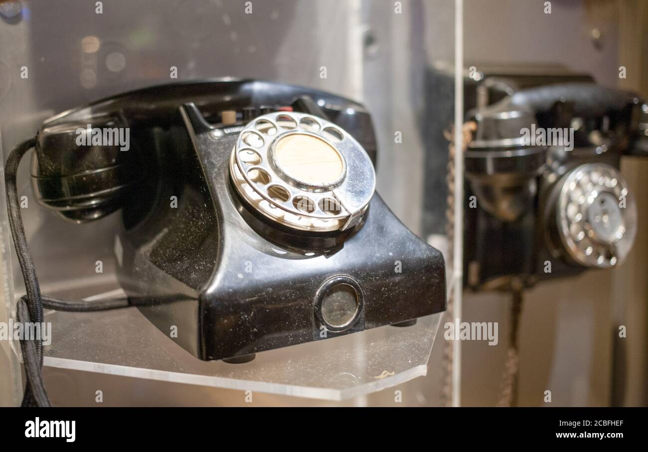 Nero vintage Bakelite GPO telefono antico quadrante visualizzato in un armadio di vetro. Foto Stock