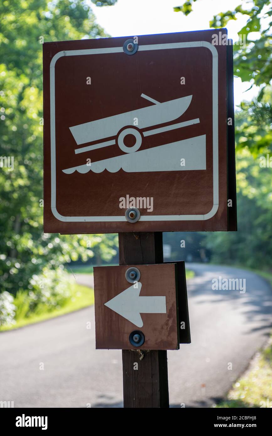 Cartello stradale per rampa di accesso al lago in un foresta nazionale Foto Stock