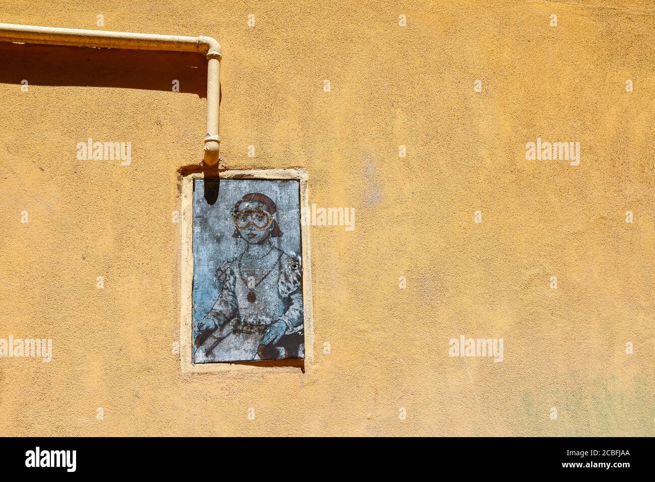 Opera dell'artista di strada italiano Blub ispirata al Ritratto di Agnolo Bronzino di Bia de' Medici sulla porta metallica di un misuratore di gas, Lerici, Italia Foto Stock