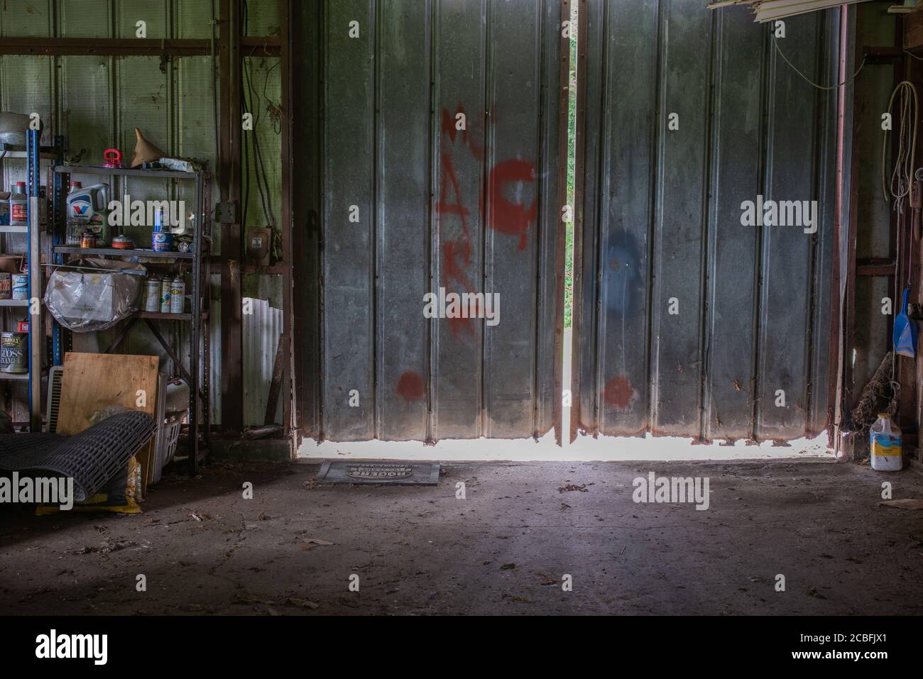 Vista interna della vecchia officina di fienile in metallo Foto Stock