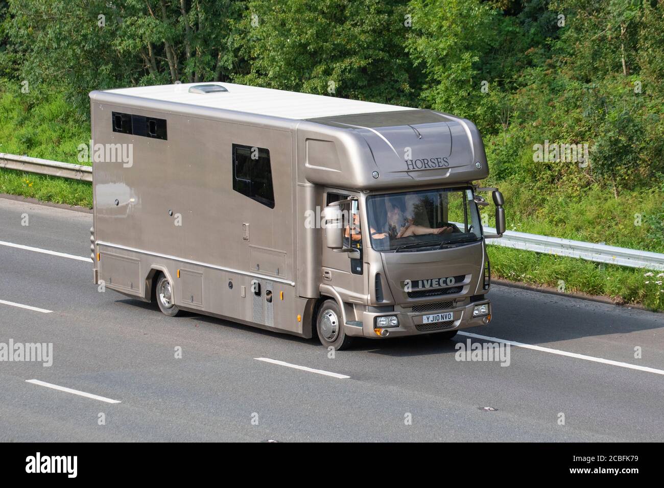 2010 gold Iveco Eurocargo crine box van; Coach costruito e conversione equino trasporto di animali viaggiando sull'autostrada M6, Lancashire, Regno Unito Foto Stock