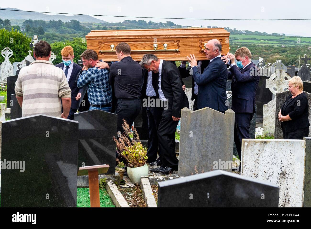 Goleen, West Cork, Irlanda. 13 Agosto 2020. I funerali di ex fine Gael TD Paddy Sheehan si svolsero oggi presso la Chiesa di nostra Signora, Stella del Mare e San Patrizio a Goleen, West Cork. Paddy Sheehan viene portato al suo posto di riposo finale. Credit: AG News/Alamy Live News Foto Stock