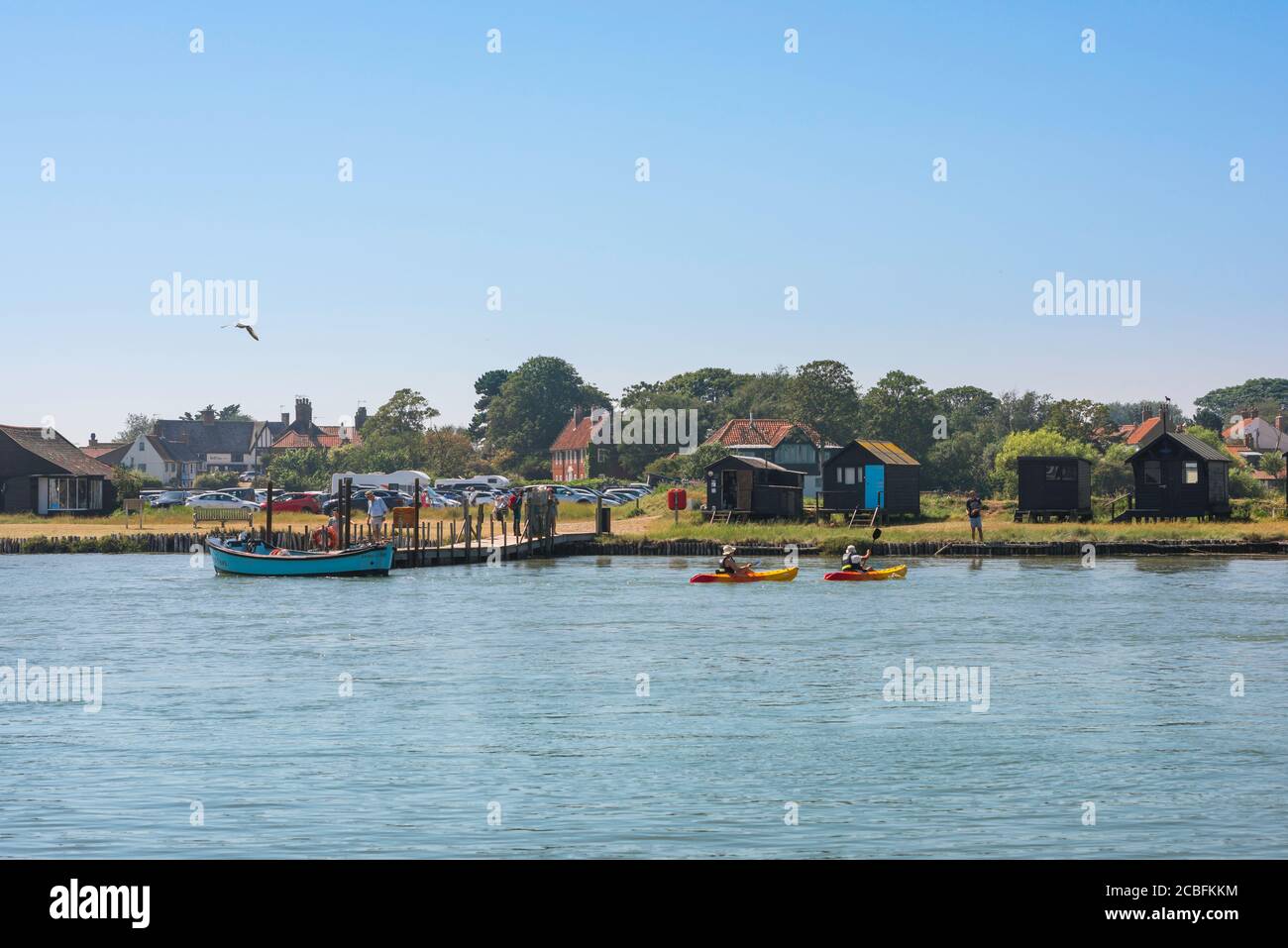 Fiume Blyth Suffolk estate, vista sul fiume Blyth verso il molo dei traghetti di Walberswick e le capanne dei pescatori locali, Suffolk, East Anglia, Regno Unito Foto Stock