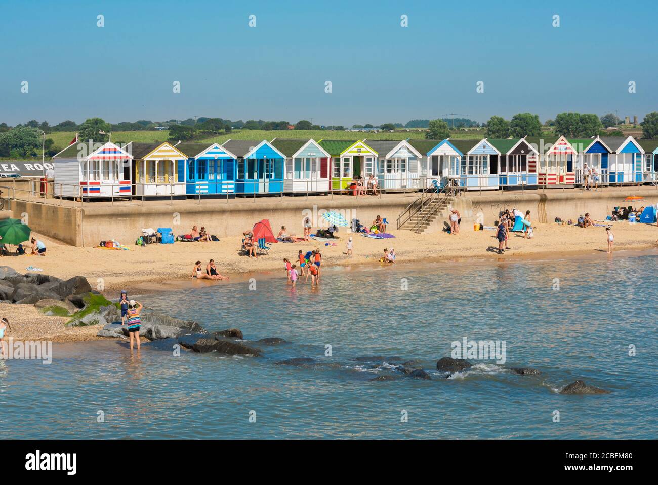 Suffolk mare, vista in estate di persone che godono di una giornata sulla spiaggia di North Parade a Southwold, Suffolk, East Anglia, Inghilterra, Regno Unito. Foto Stock
