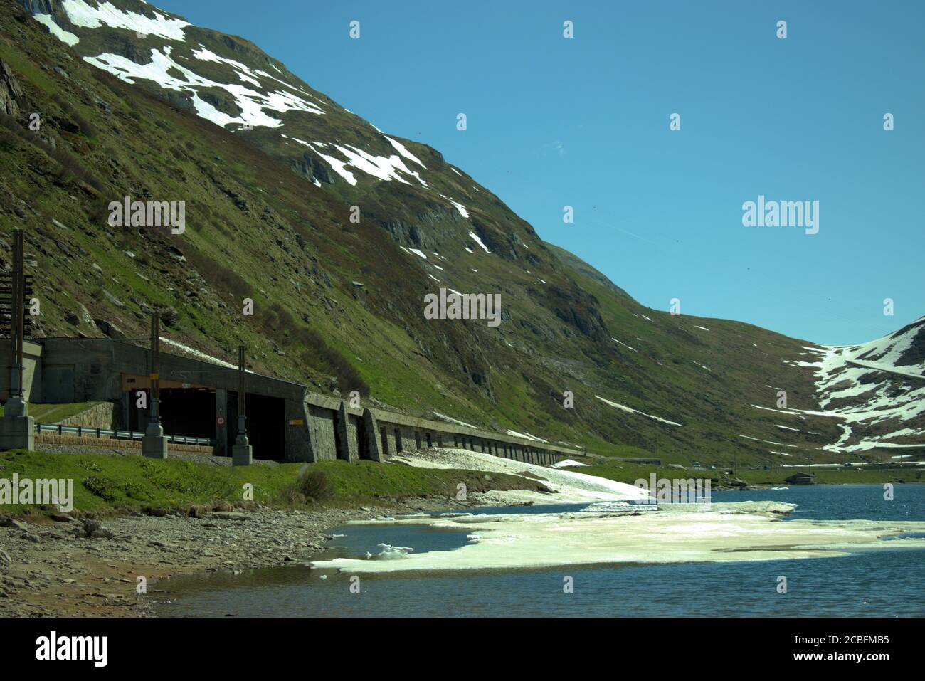 Rifugi di ghiaccio nel lago in cima all'Oberalppass In Svizzera Foto Stock