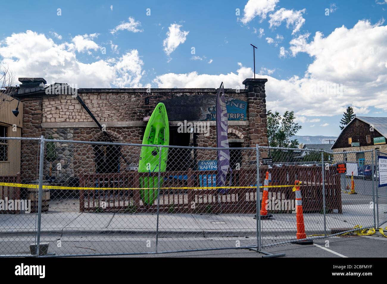 Gardiner, Montana - 7 agosto 2020: I resti della distrutta Yellowstone Rafting Company, smorzata da un incendio che bruciò diverse imprese nel Foto Stock