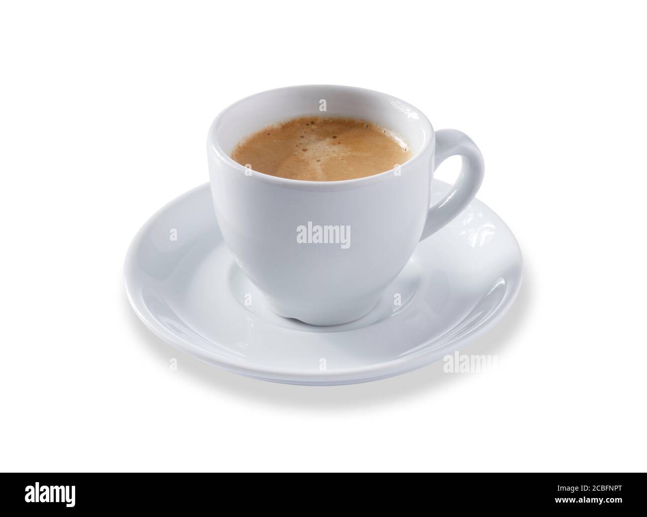 Vista angolata di una tazza di espresso bianca e di un piattino pieno di caffè espresso liscio, isolato su bianco con una leggera ombra Foto Stock