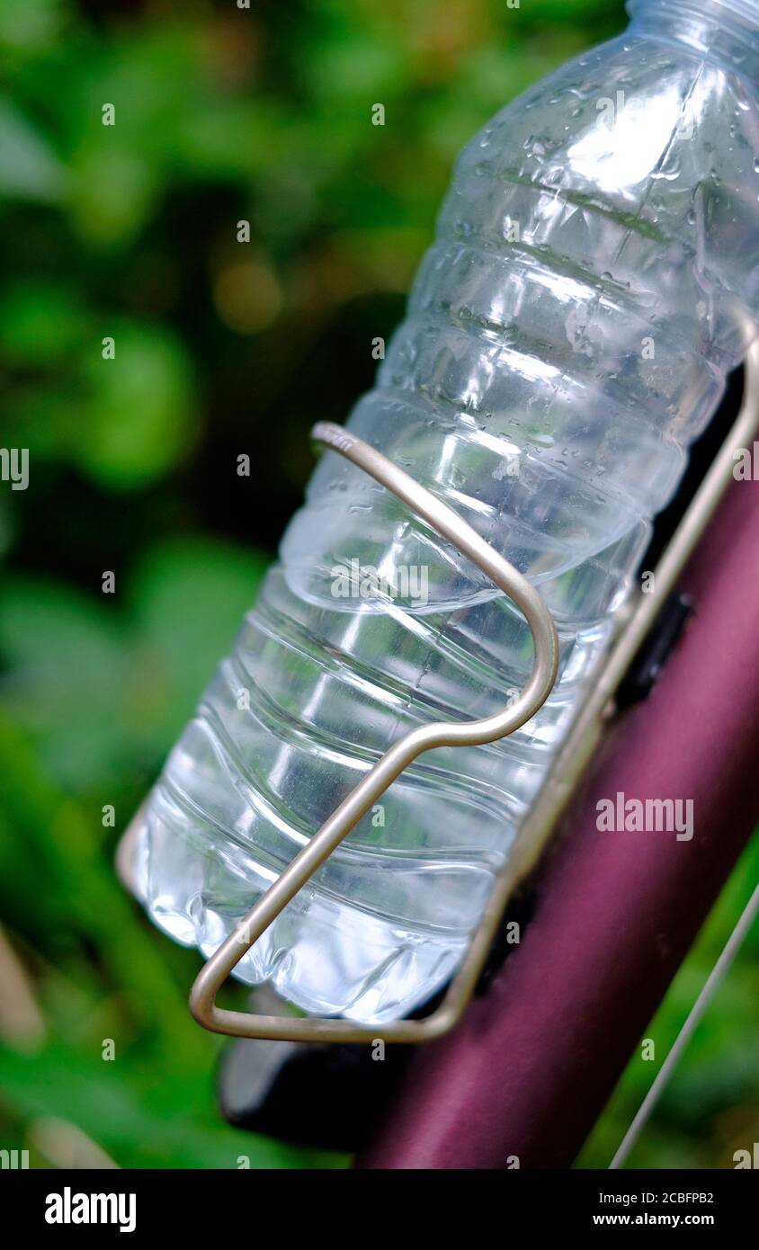 bottiglia d'acqua nel portabiciclette, norfolk, inghilterra Foto Stock
