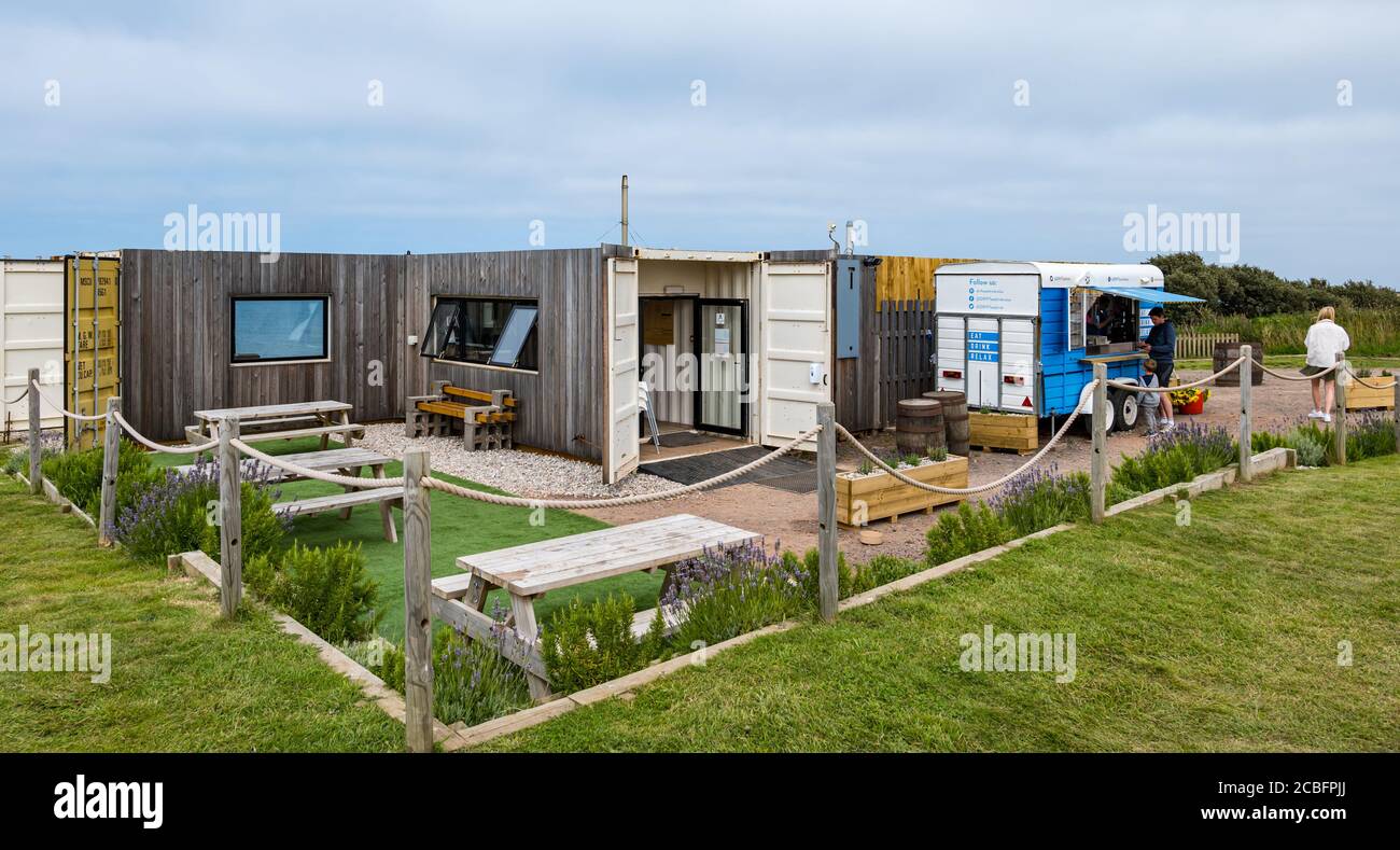 North Berwick, East Lothian, Scozia, Regno Unito, 13 agosto 2020. Effetti del Covid-19: Il Drift Cafe, una caffetteria realizzata con contenitori per spedizioni con una delle migliori vedute della contea su una scogliera che si affaccia sul Firth of Forth e una vista della colonia di gannet di Bass Rock, viene riaperto con un servizio da asporto e posti a sedere all'aperto solo dopo il blocco Foto Stock