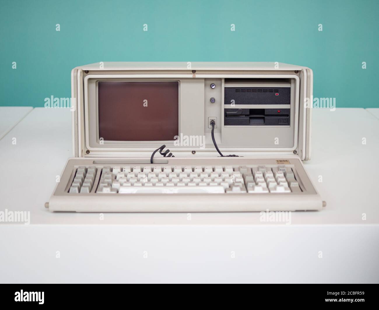 TERRASSA, SPAGNA-9 AGOSTO 2020: 1984 computer portatile IBM PC 5155 modello 68 nel Museo Nazionale della Scienza e della tecnologia della Catalogna Foto Stock