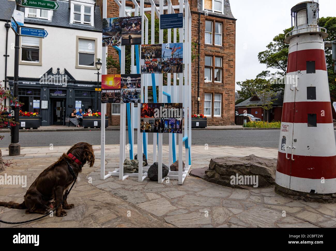 North Berwick, East Lothian, Scozia, Regno Unito, 13 agosto 2020. Covid-19 effetti: Una visualizzazione di fotografie di Fringe precedente -by-the-Sea ricorda ai visitatori la cancellazione del festival di quest'anno che sarebbe stato in questo momento Foto Stock