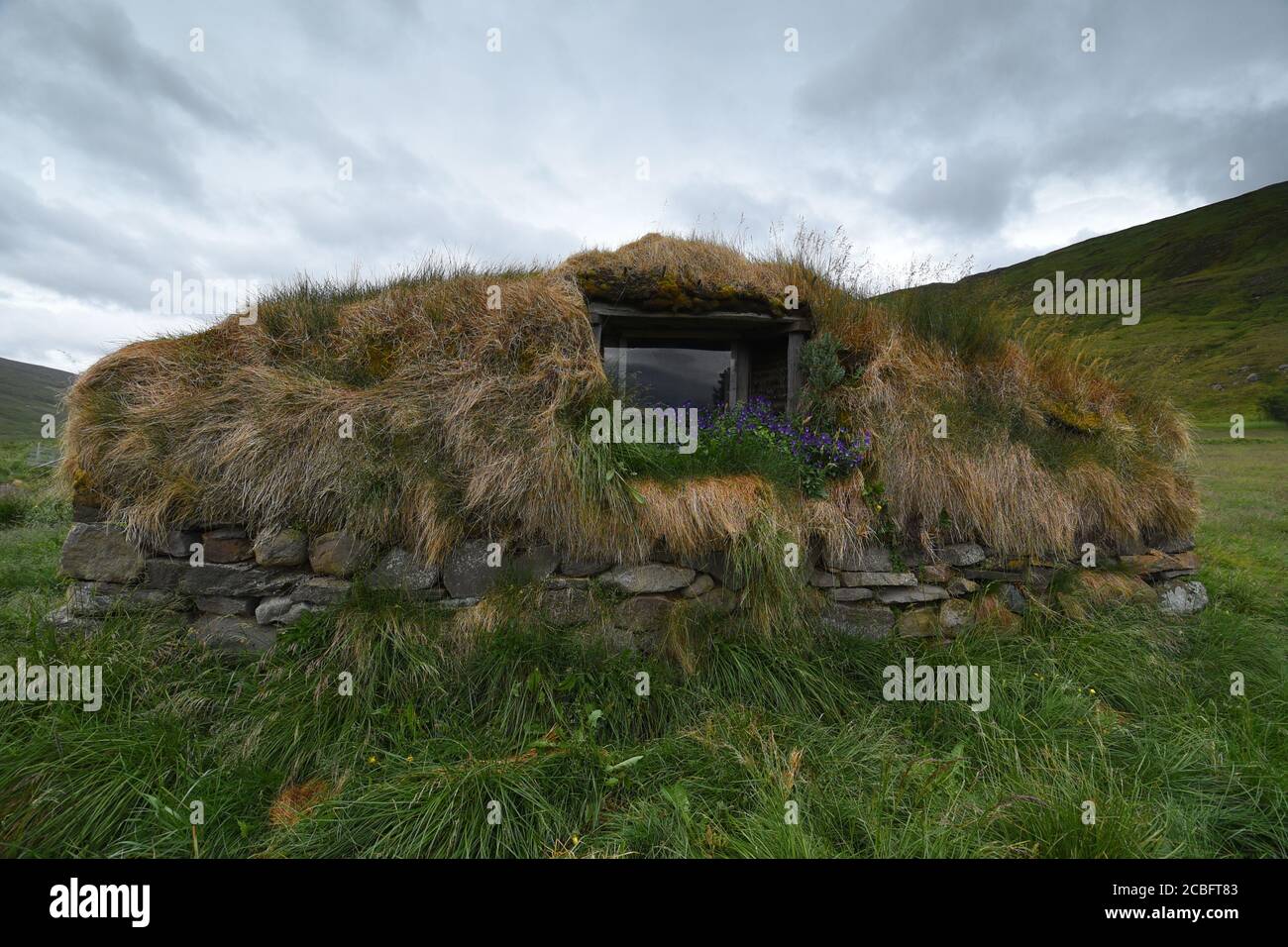 Casa di erba di Hjarðarhagi fattoria. Islanda orientale Foto Stock