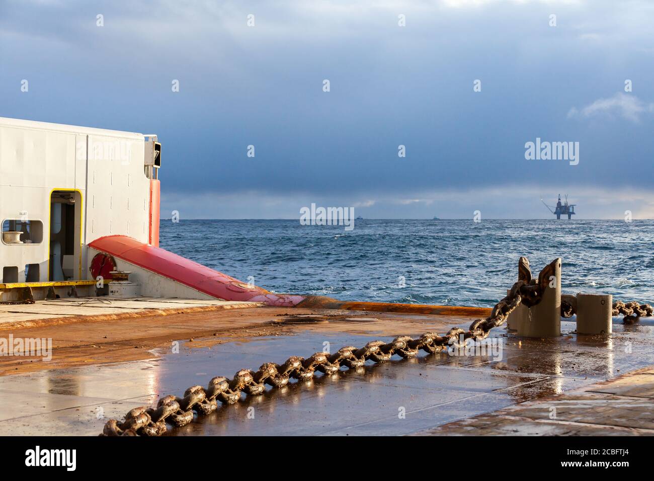 MARE DEL NORD, NORVEGIA - 2015 GENNAIO 19. Carro di perforazione semi-sommergibile catena di ormeggio fissata nella ganascia dello squalo durante l'operazione di movimentazione dell'ancora. Foto Stock