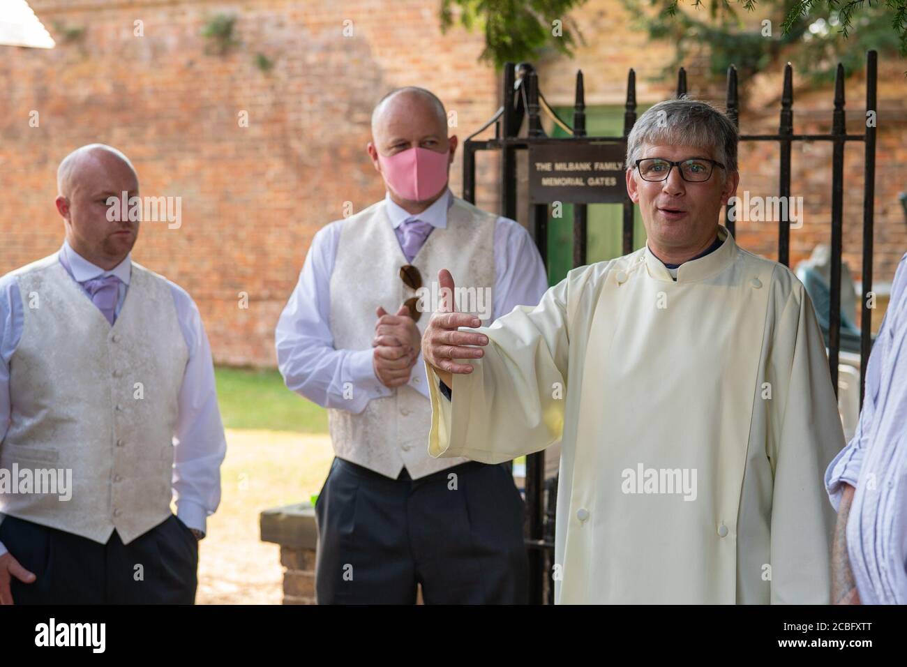 Londra, Regno Unito. Giovedì 13 agosto 2020. Il venerabile Richard Frank, l'arcidiacono di Middlesex, accoglie gli ospiti al primo matrimonio che si terrà nella chiesa di St GeorgeÕs a Hanworth Park, Londra, sin dal momento della chiusura. Foto: Roger Garfield/Alamy Live News Foto Stock