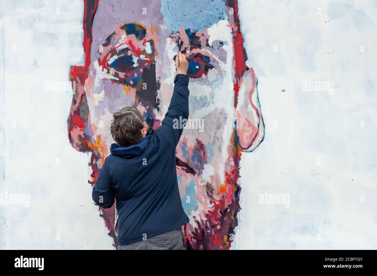 Glasgow, Scozia, Regno Unito. 13 agosto 2020. Glasgow ha basato il buon artista Coll Hamilton al lavoro su un nuovo murale per il Clutha Bar. Un gruppo di artisti è stato scelto dal gruppo artistico di strada Art Pistol per fornire nuovi murales alla faccia esterna del famoso bar Glasgow. Credito: SKULLY/Alamy Live News Foto Stock