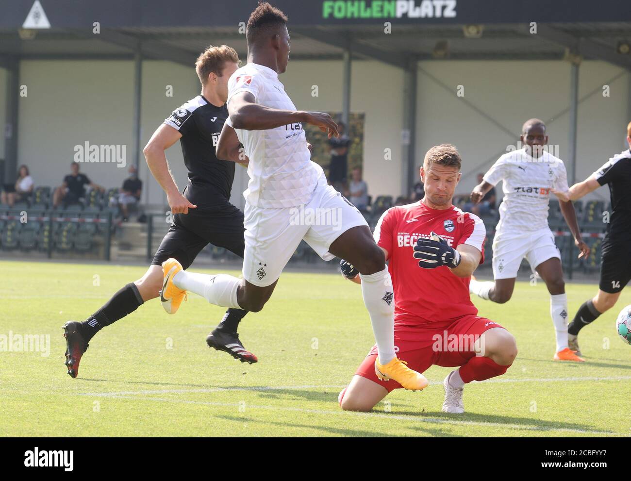 Primo: 08/12/2020, Fuvuball: Calcio: 1 Bundesliga. Stagione 2020/21 Test match VfL Borussia mV? Nchengladbach, Gladbach Borussia Monchengladbach - SC Verl. Goal to 1: 0 by Breel Embolo versus goalwart till Brinkmann. | utilizzo in tutto il mondo Foto Stock