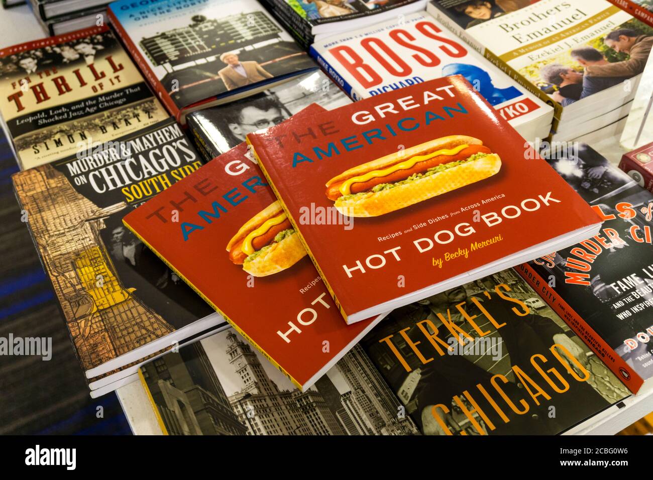 Una mostra di libri in vendita su Chicago in una libreria di Chicago. Foto Stock
