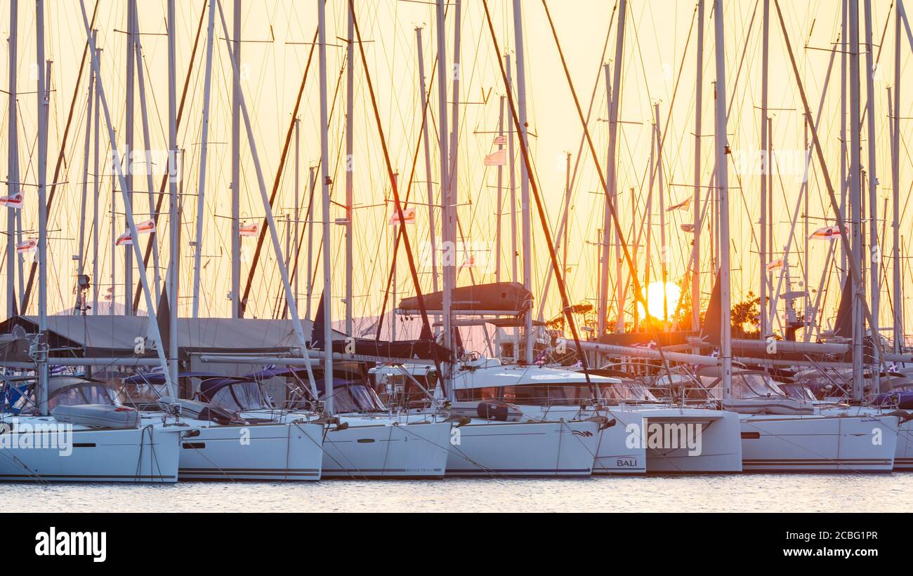 Barche a vela in Alimos marina in Atene in Grecia. Foto Stock