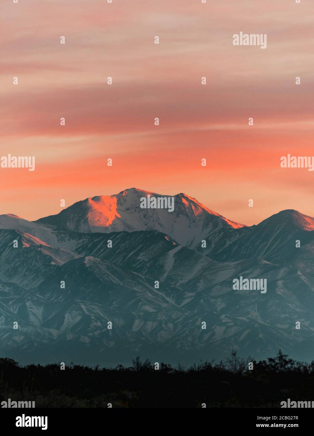 vista della catena montuosa innevata nelle ande con le prime luci di Foto Stock