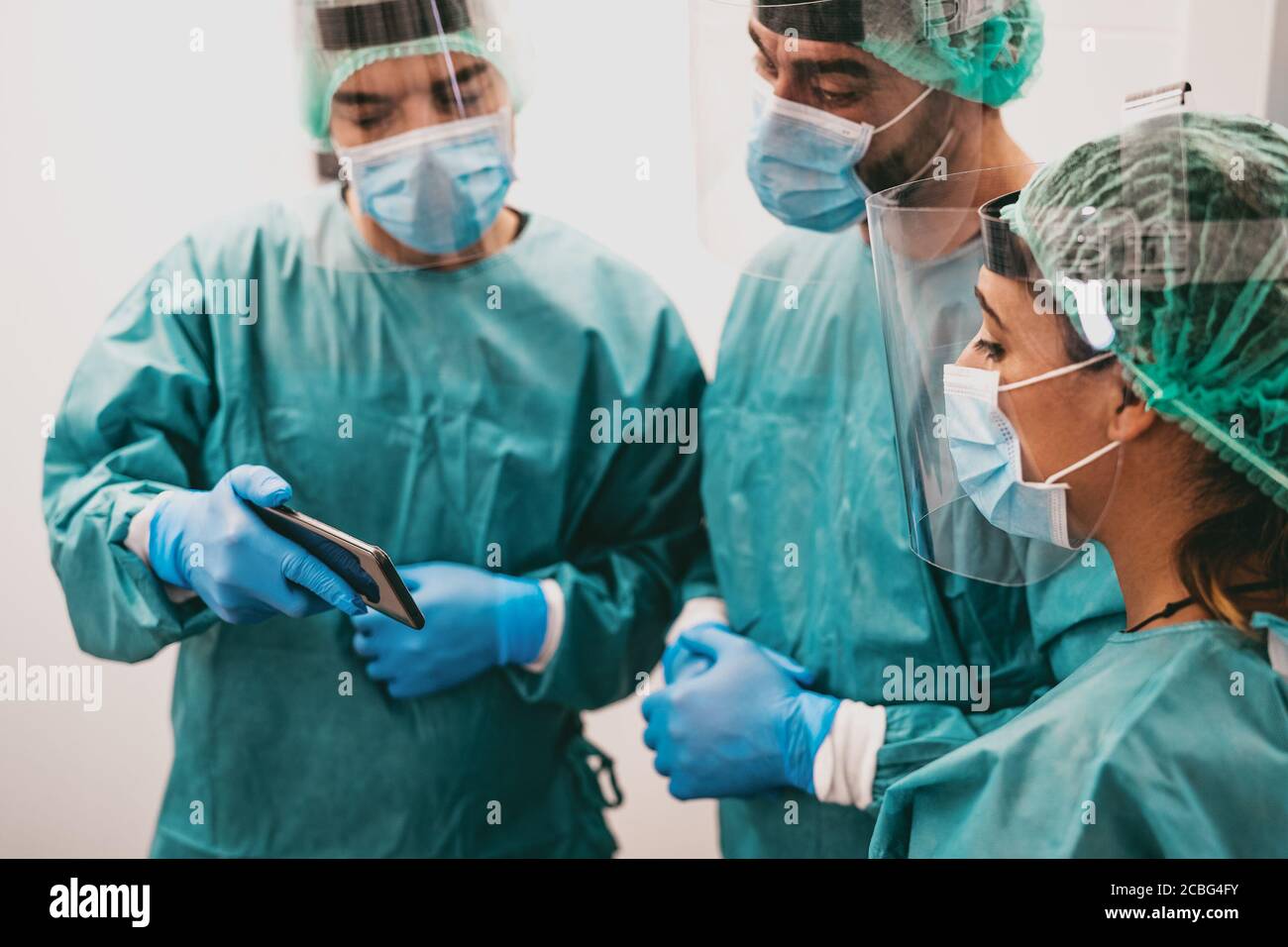 Medici specialisti che lottano contro l'epidemia di corona virus - Scienza  e lavoro di squadra medico che esamina la grafica dei casi pandemici Foto  stock - Alamy