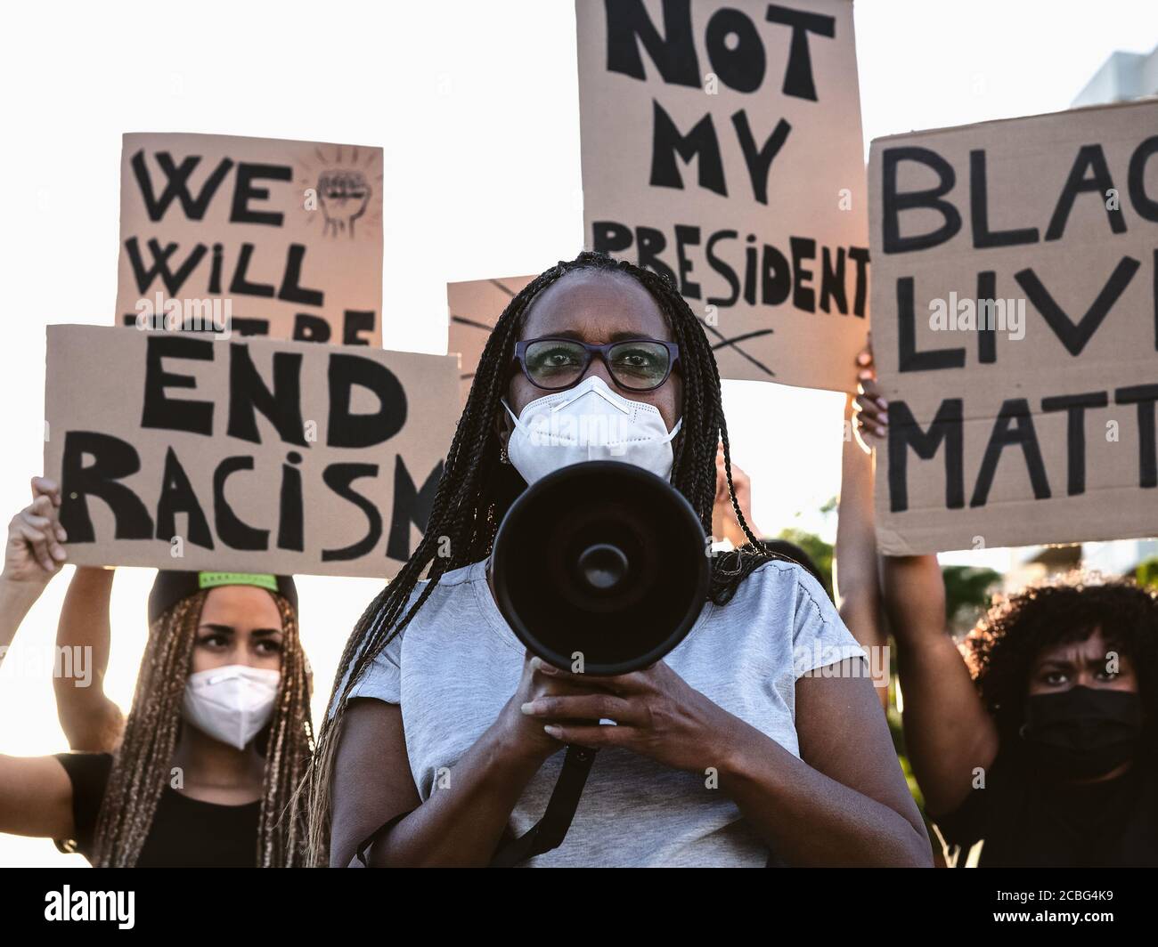 Movimento attivista che protesta contro il razzismo e la lotta per l'uguaglianza - manifestanti di culture diverse e proteste razziali sulla strada Foto Stock