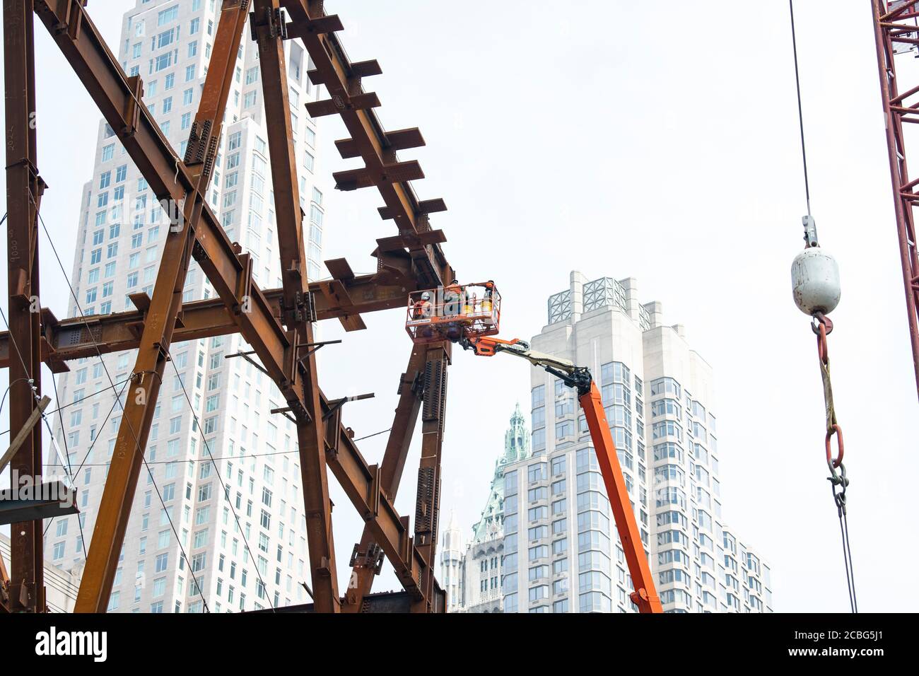12 agosto 2020: La costruzione continua come una gru solleva un lavoratore in mezzo alla pandemia al Ronald O. Perelman Performing Arts Center presso il World Trade Center, chiamato anche Performing Arts Center per breve, è un multi-spazio, Centro per le arti dello spettacolo da 150 a 800 posti in costruzione all'angolo nord-est del World Trade Center Manhattan, New York. Credito obbligatorio: Kostas Lymperopoulos/CSM Foto Stock