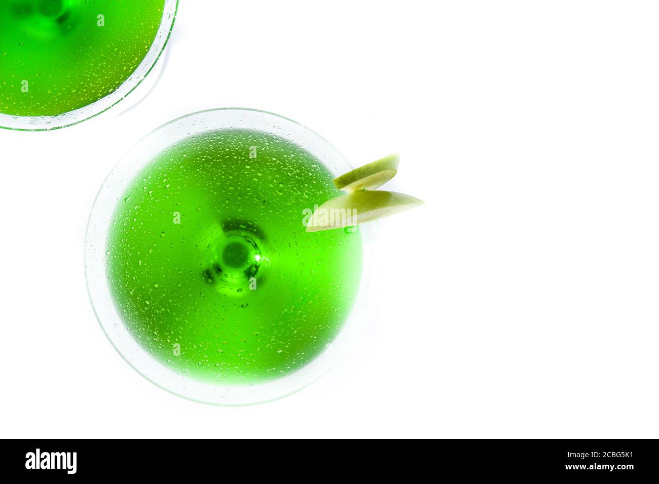 Cocktail di appletini verdi in vetro isolato su sfondo bianco. Vista dall'alto. Spazio di copia Foto Stock
