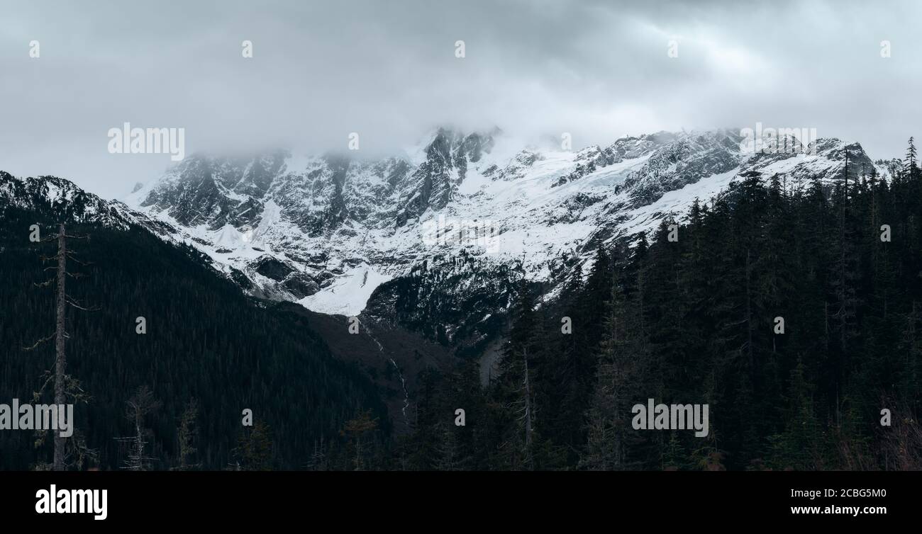 Monte Shuksan circondato su una mattina Misty Moody Pacific Northwest Nel tardo autunno Foto Stock