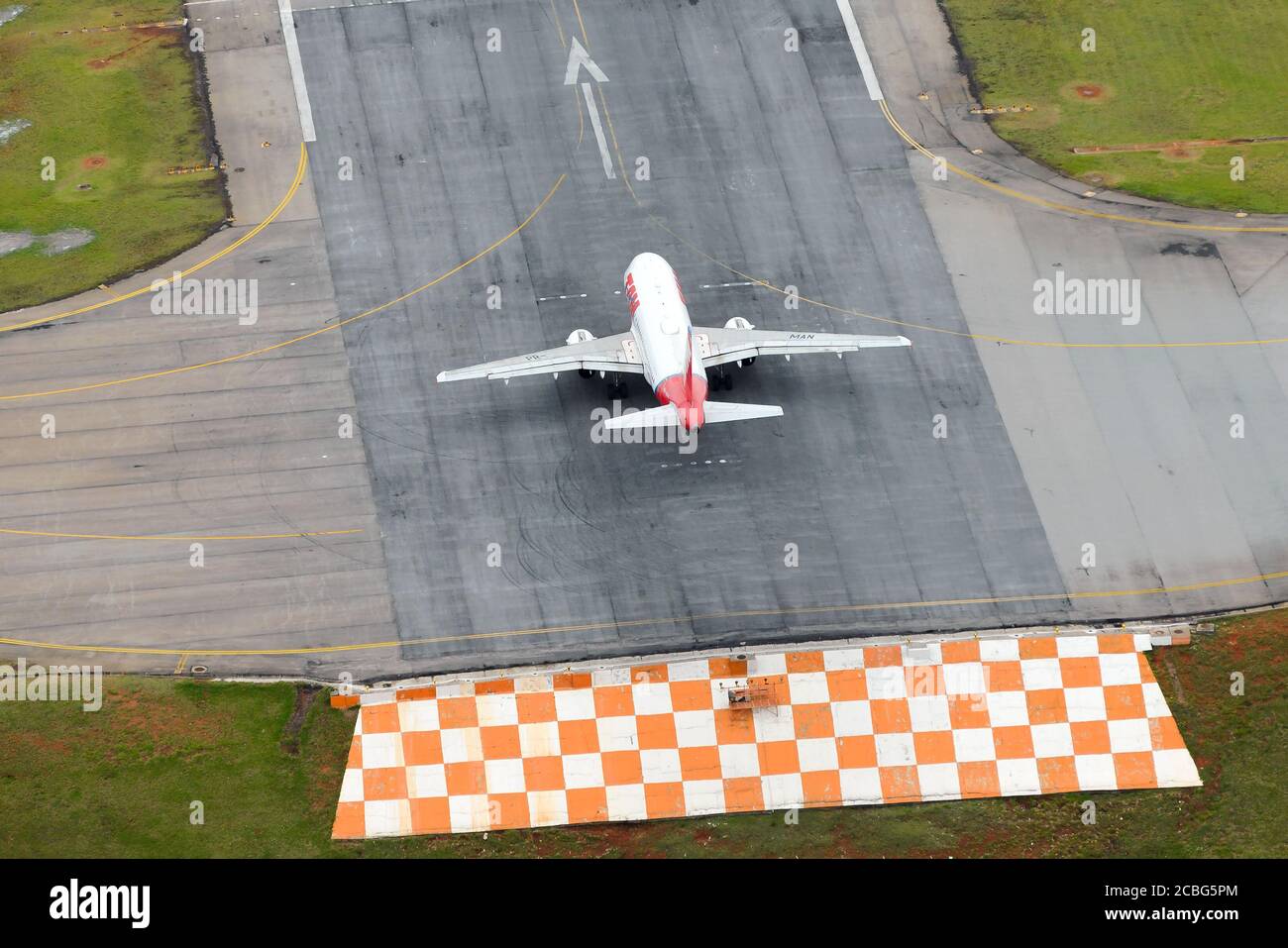 Vista aerea della TAM Airlines Airbus A319 sulla pista dell'aeroporto di Congonhas a Sao Paulo, Brasile prima della partenza nazionale. Sicurezza delle piste aeroportuali. Foto Stock
