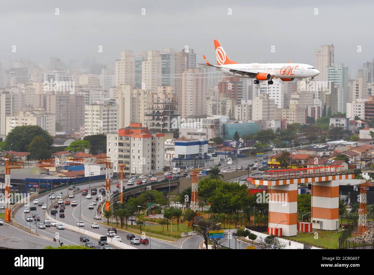 Gol Airlines Boeing 737 sull'approccio finale all'aeroporto di Congonhas a Sao Paulo, Brasile. Aereo su Washington Luis Avenue. Aviazione brasiliana. Foto Stock