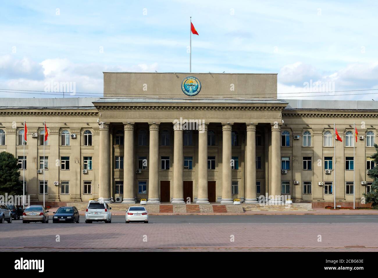 Governo dell'edificio della Repubblica del Kirghizistan. L'Ufficio del primo Ministro situato a Bishkek, Kirghizistan. Jogorku Kenesh edificio. Foto Stock