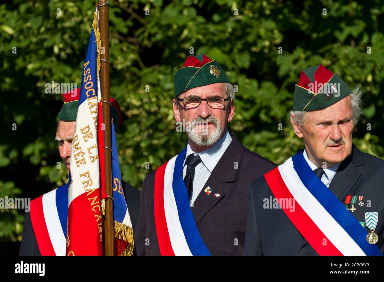 Veterani francese con banner a Varsavia, Polonia Foto Stock