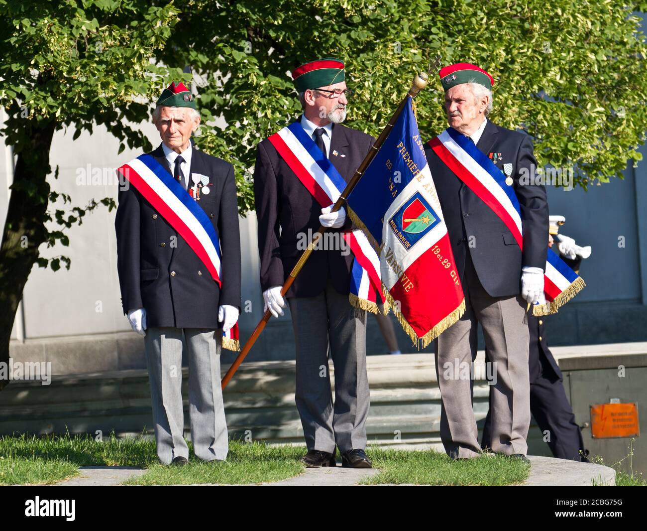 Veterani francesi con bandiere Foto Stock