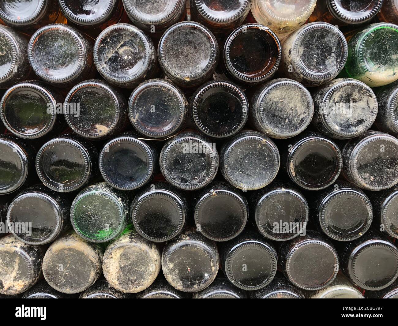Bottiglie in vetro impilate e visibili dal basso Foto Stock