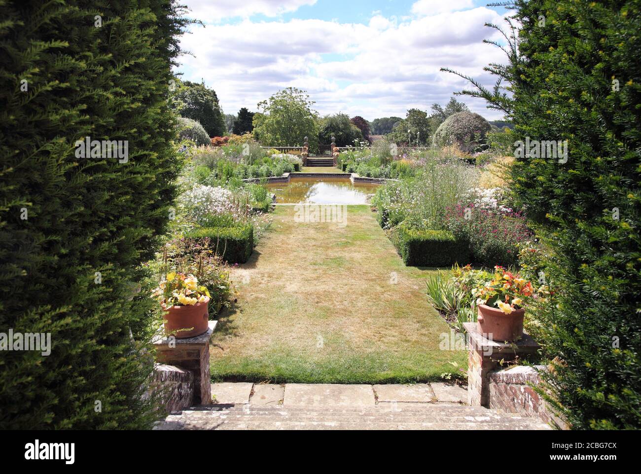 Doddington Place giardino formale con laghetto Foto Stock
