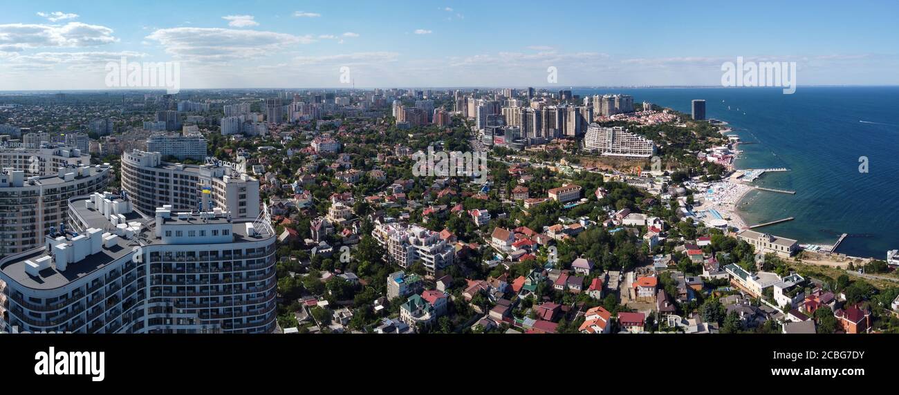 Odessa, Ucraina - Luglio 15, 2020: vista panoramica del drone sulla spiaggia di arcadia Foto Stock