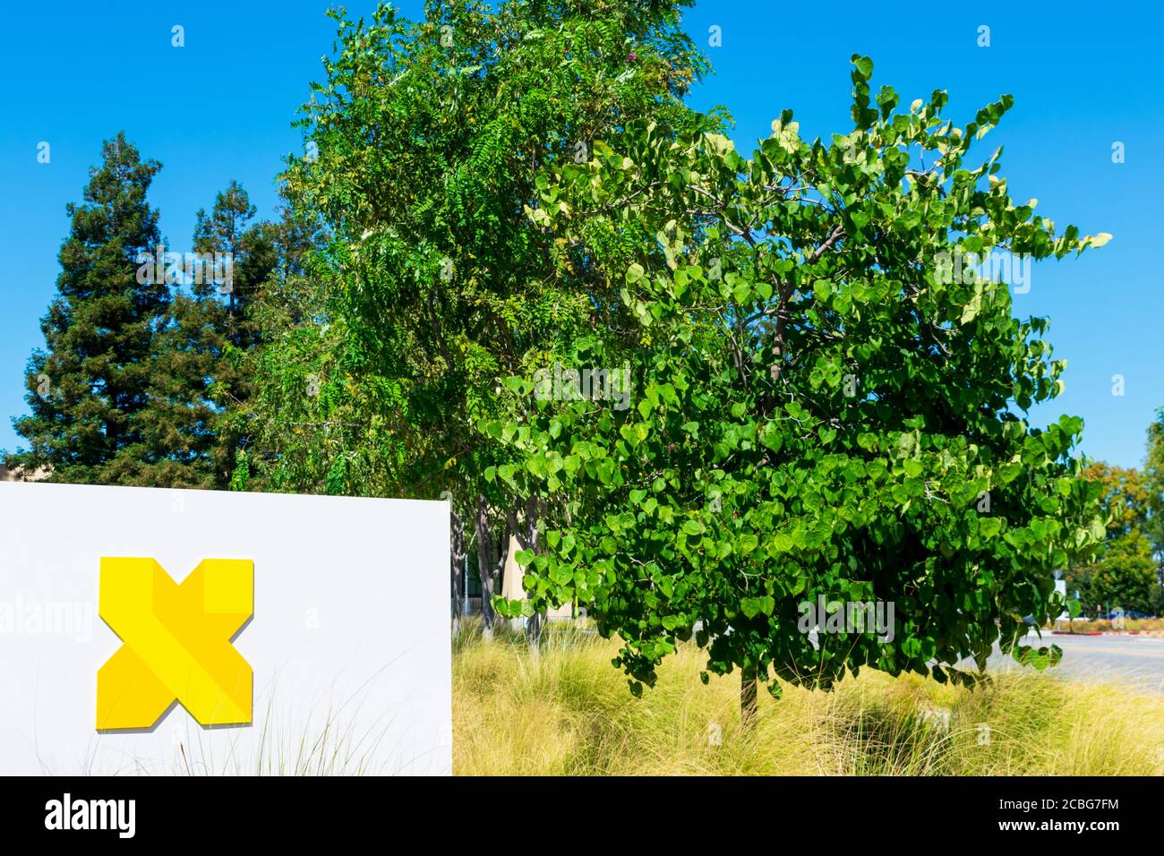 X marchio e logo di sviluppo, precedentemente Google X, un'attività di ricerca e sviluppo di Google e una filiale di Alphabet - Mountain View, California Foto Stock
