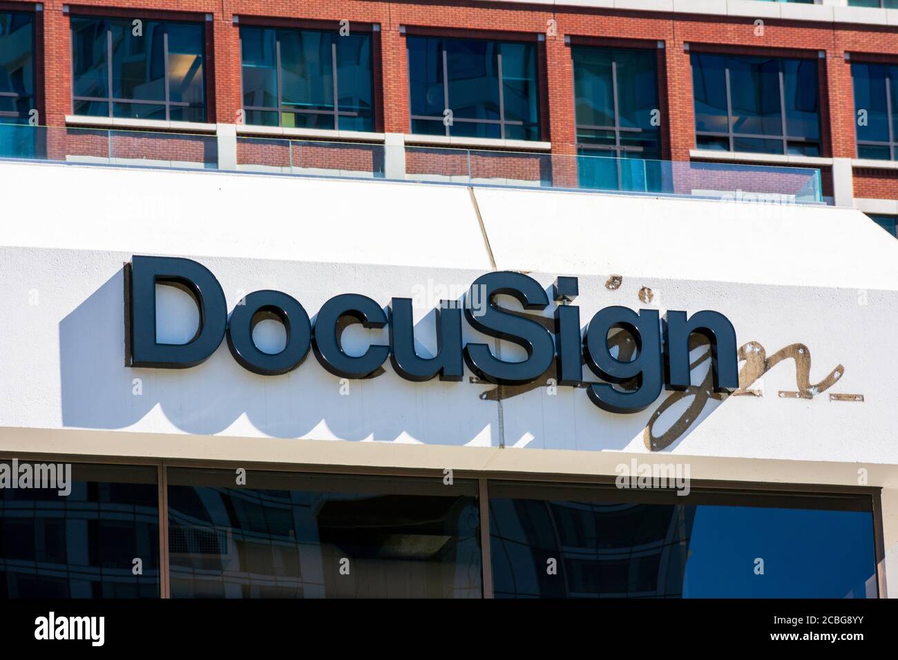 DocuSign firma e logo sulla facciata dell'edificio della sede centrale dell'azienda. DocuSign, Inc. Consente alle organizzazioni di gestire accordi elettronici. - San Francisco Foto Stock