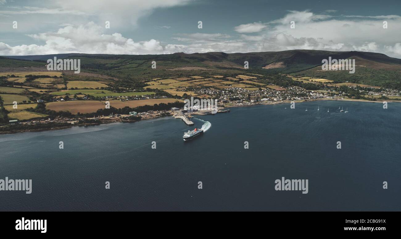 Scozia, Brodick Ferry Terminus foto panoramica aerea di attraversamento della nave, Arran Island. Il bellissimo traghetto passeggeri parte dal porto di Firth-of-Clyde Gulf Foto Stock